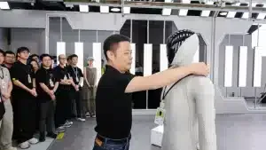 XPENGs robot IRON gik selv af den nye produktionslinje