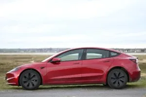 Tesla sender FSD-lite til gamle Teslaer, men danskerne får lang næse