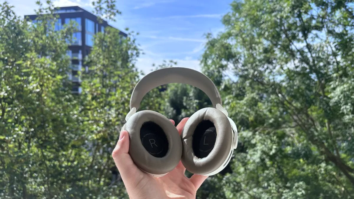  I’ve been wearing Sennheiser’s five-star noise-cancelling headphones for a month, and they changed my listening habits in a way I didn’t expect 